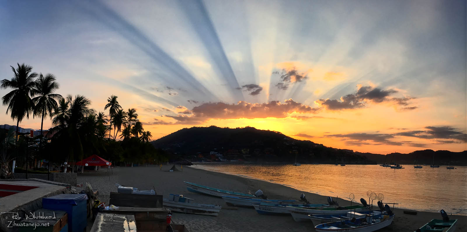 La salida del sol en la bah&iacute;a de Zihuatanejo