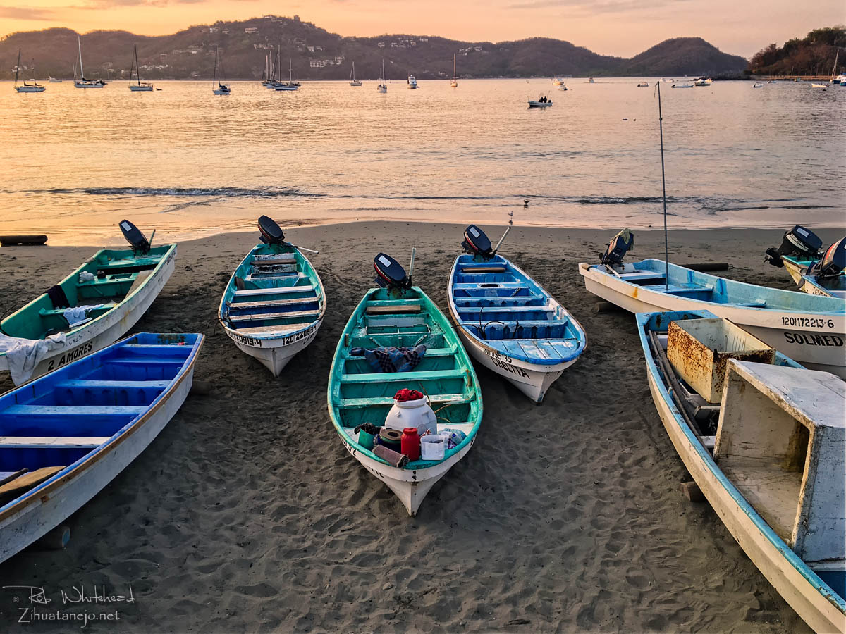 Pangas pesqueras en Playa Principal, Zihuatanejo